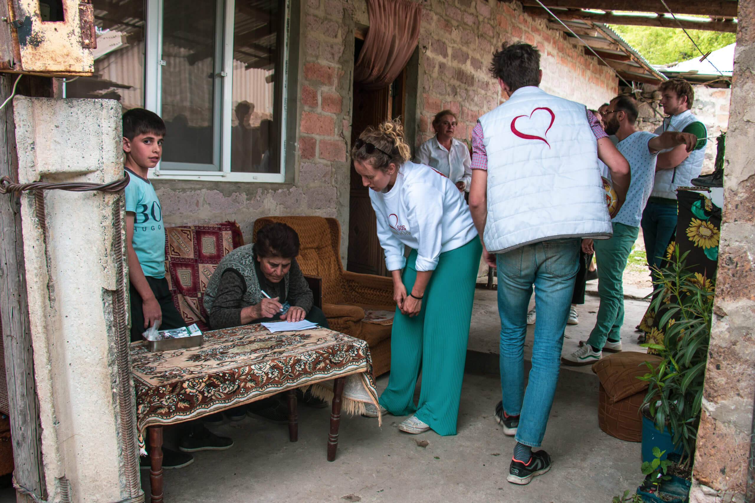 sos-chretiens-orient-armenie-volontaires-donation-familles-pauvres