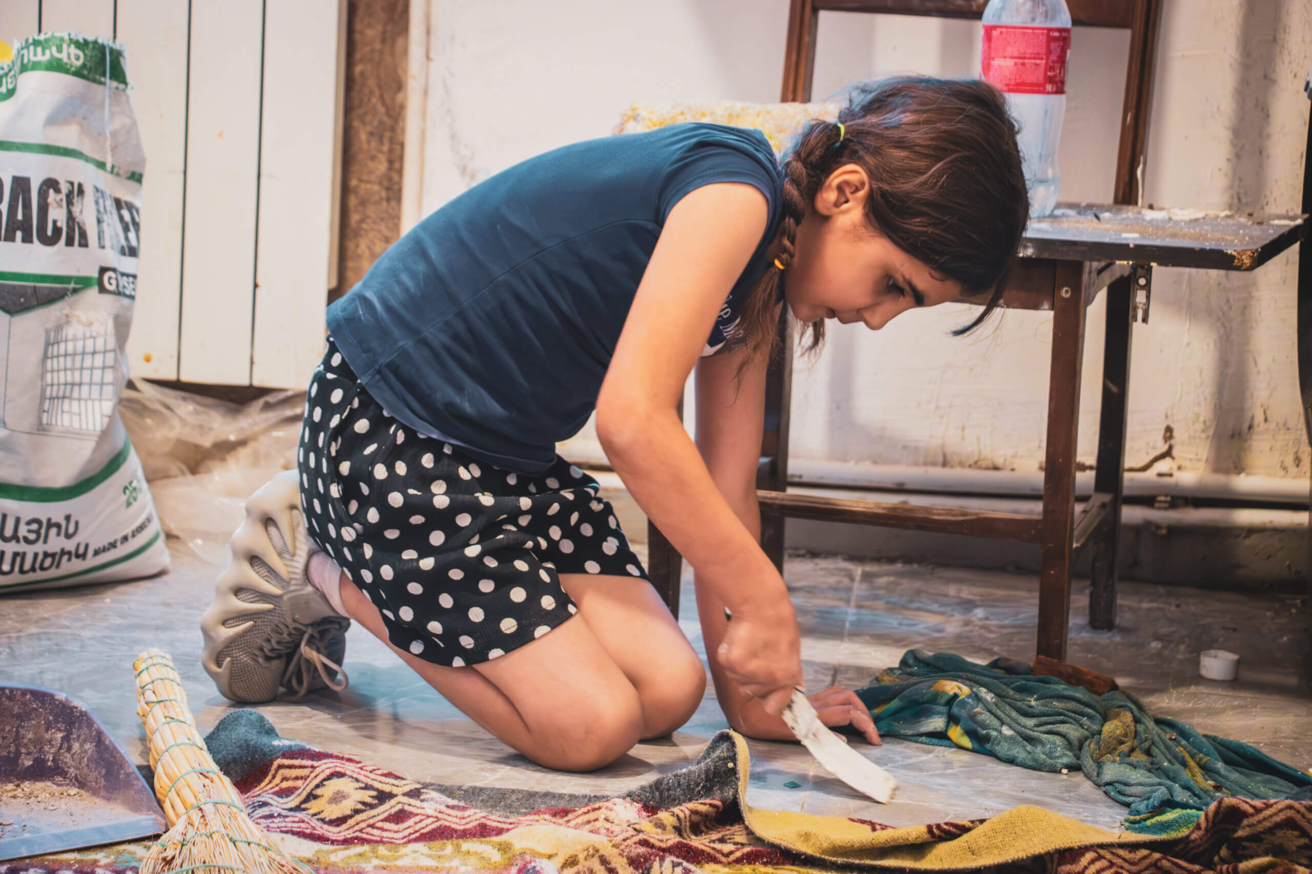 sos-chretiens-orient-armenie-enfant-armenien-renovation-maison