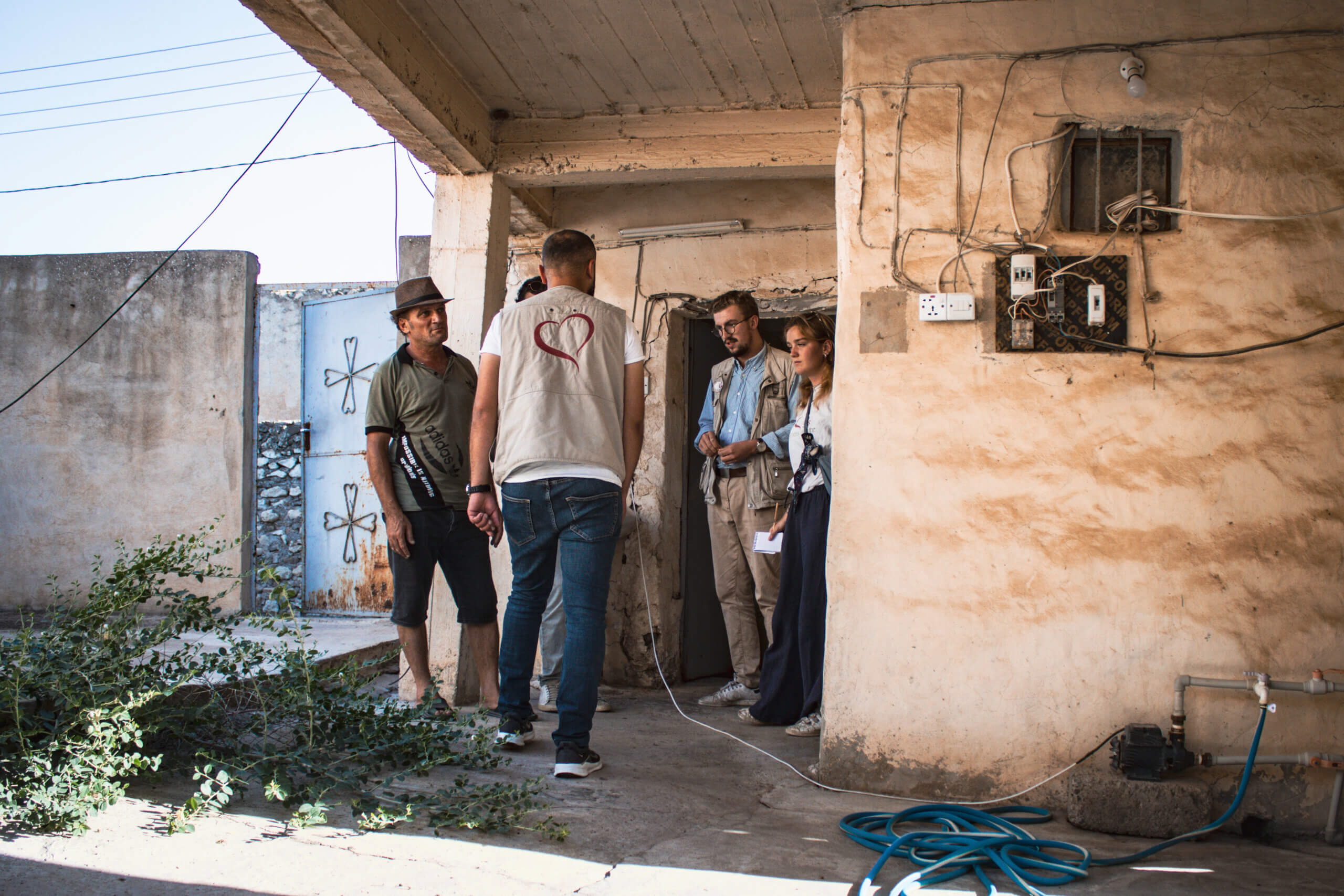 sos-chretiens-orient-irak-teleskuf-equipe-volontaire-et-irakien