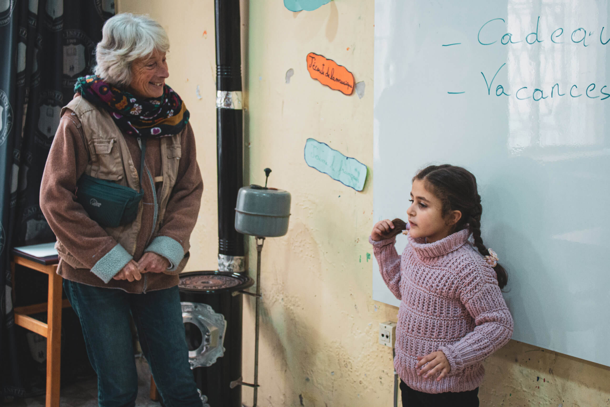 sos-chretiens-orient-syrie-alep-enfant-syrien-cours-de-francais-volontaire