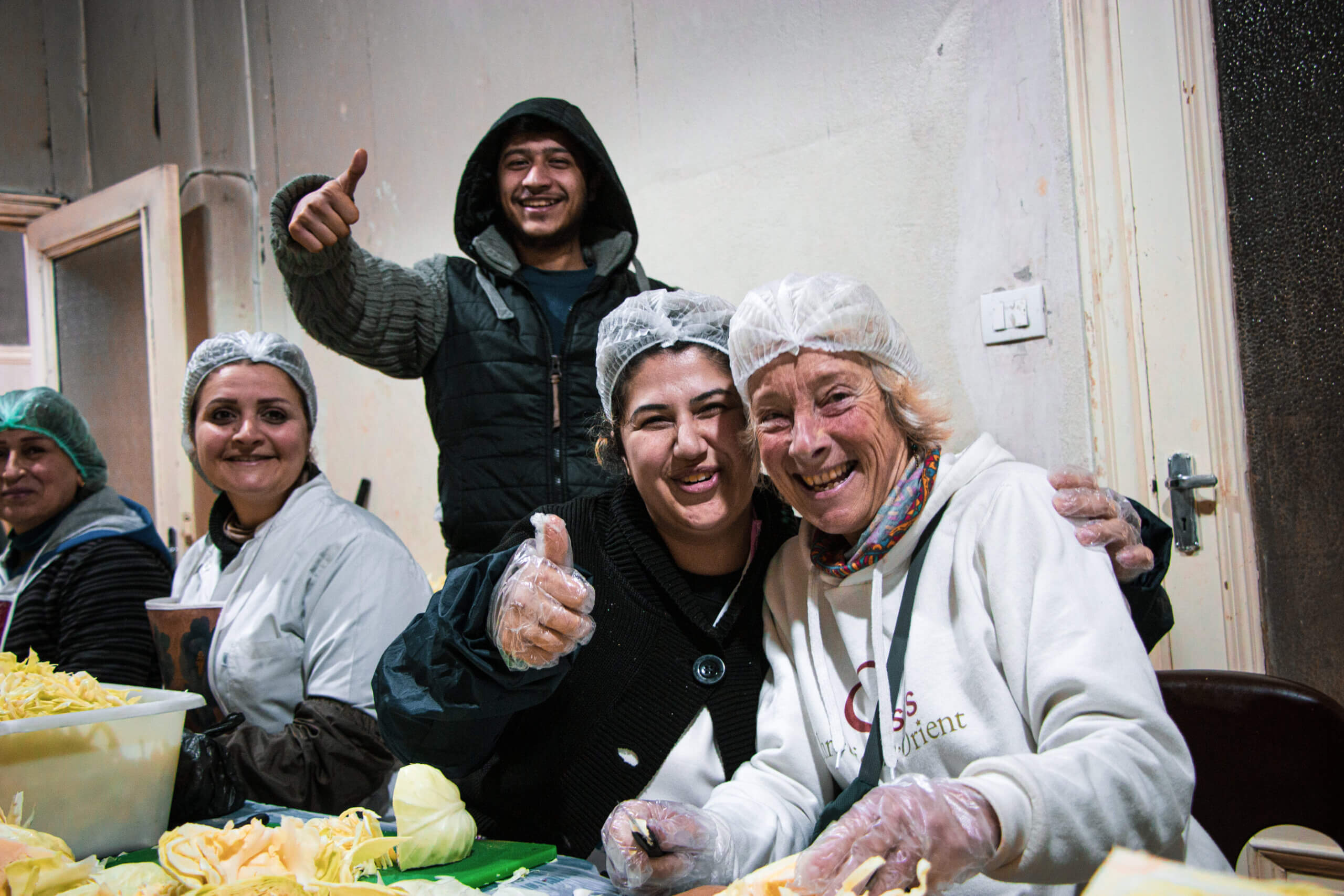 sos-chretiens-orient-syrie-volontaire-preparation-repas-chaud-alep