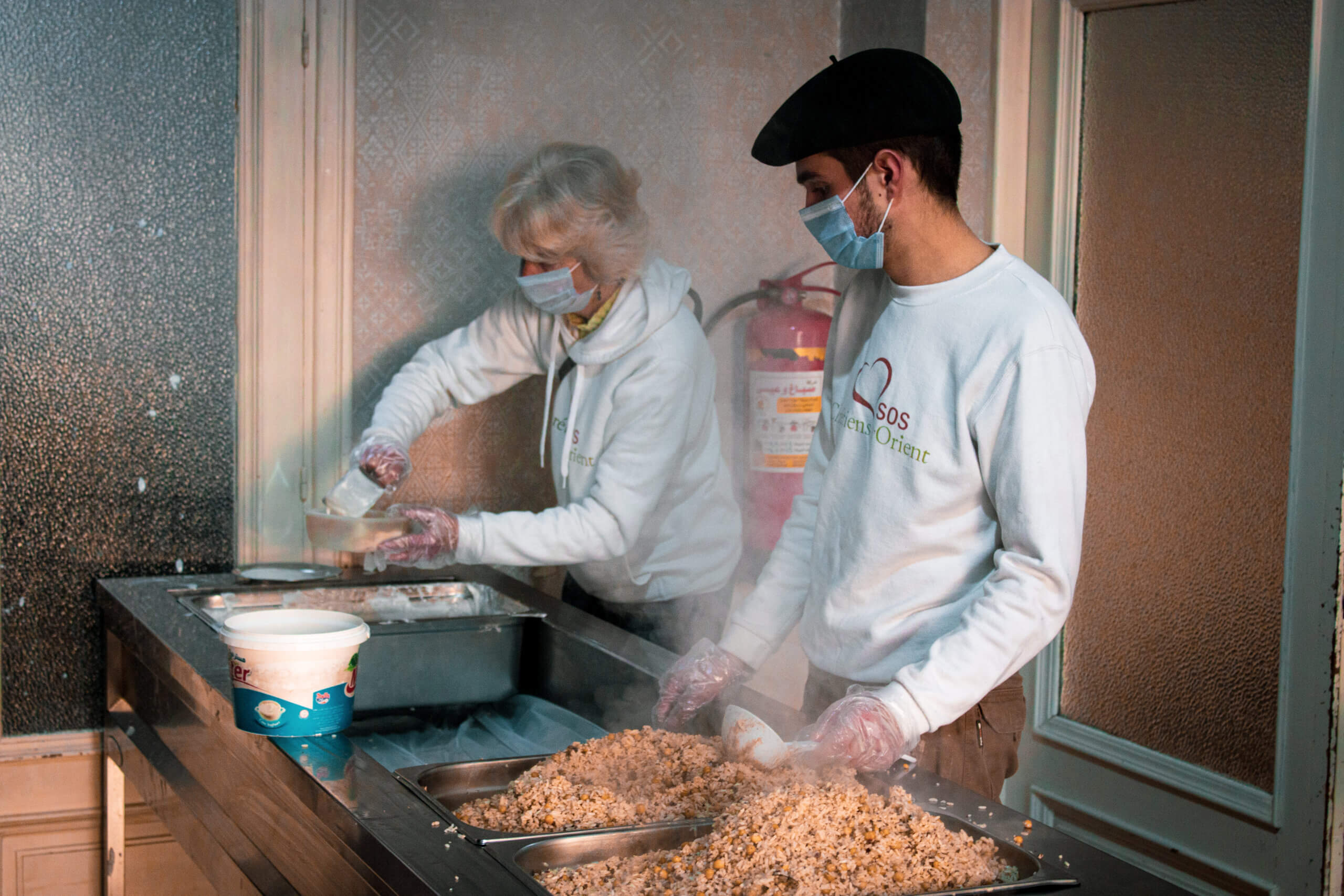 sos-chretiens-orient-syrie-volontaires-preparation-repas-chaud-alep