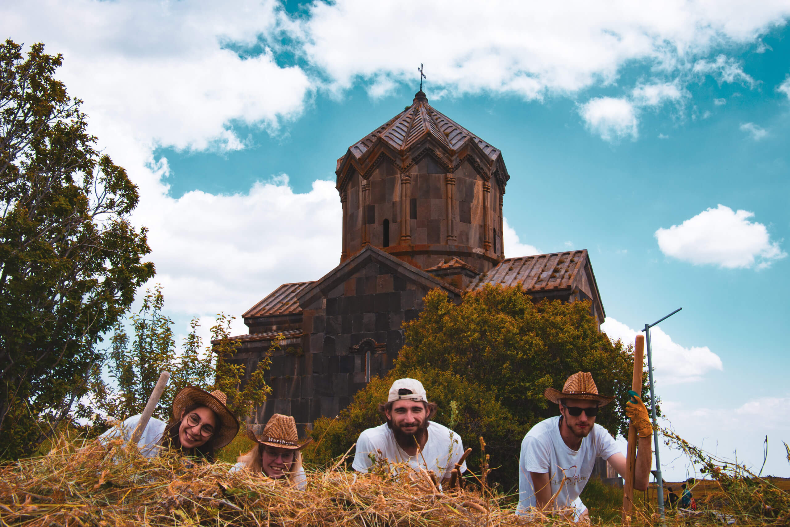 sos-chretiens-orient-armenie-forteresse-monastere-amberd-Aragatsotn-volontaires-renovation-jardinage