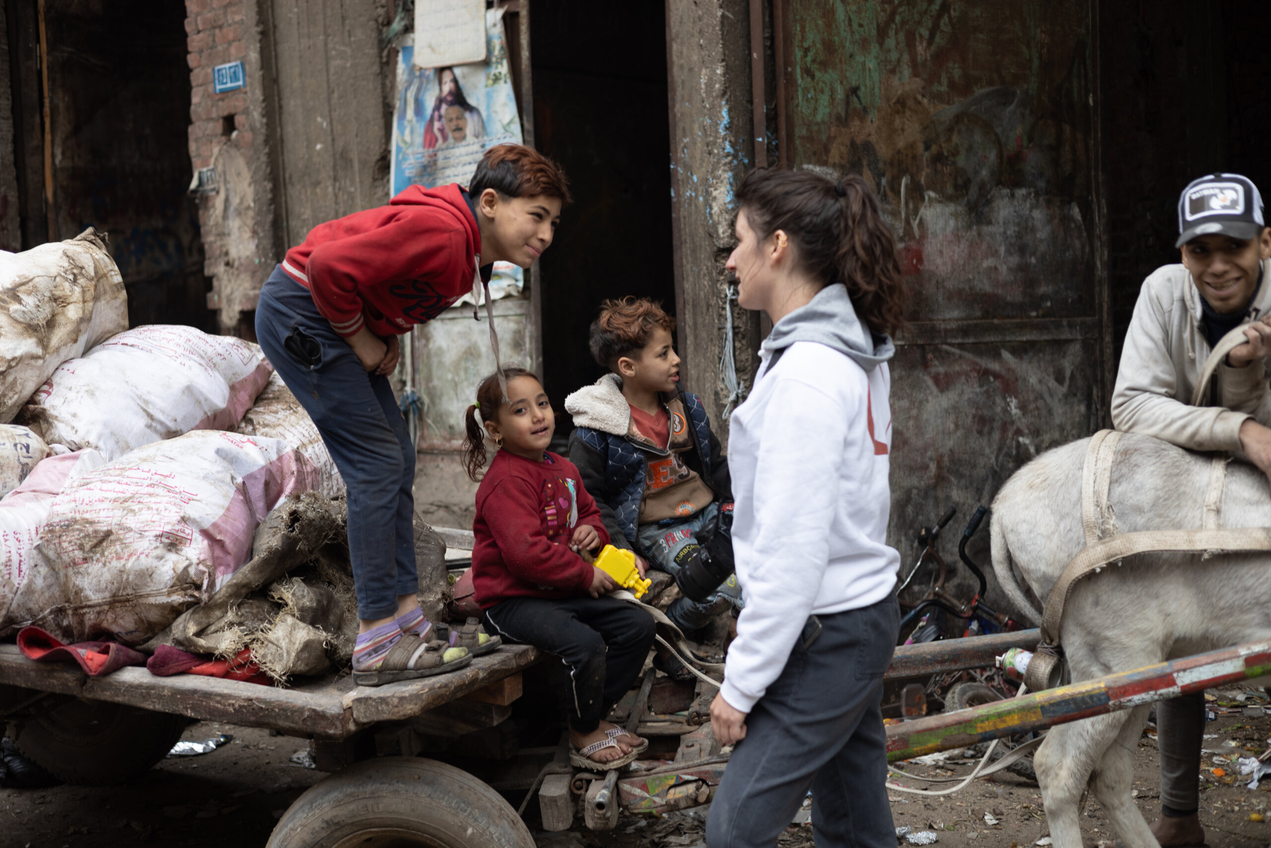 sos-chretiens-orient-egypte-volontaire-et-enfant-chiffonnier-bidonville-ezbet-el-nakhl-caire