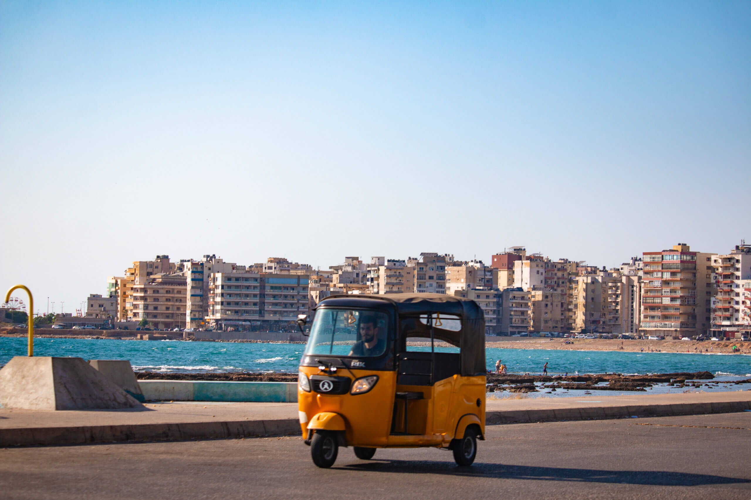 sos-chretiens-orient-liban-tuk-tuk-mer-quartier-chretien-mina