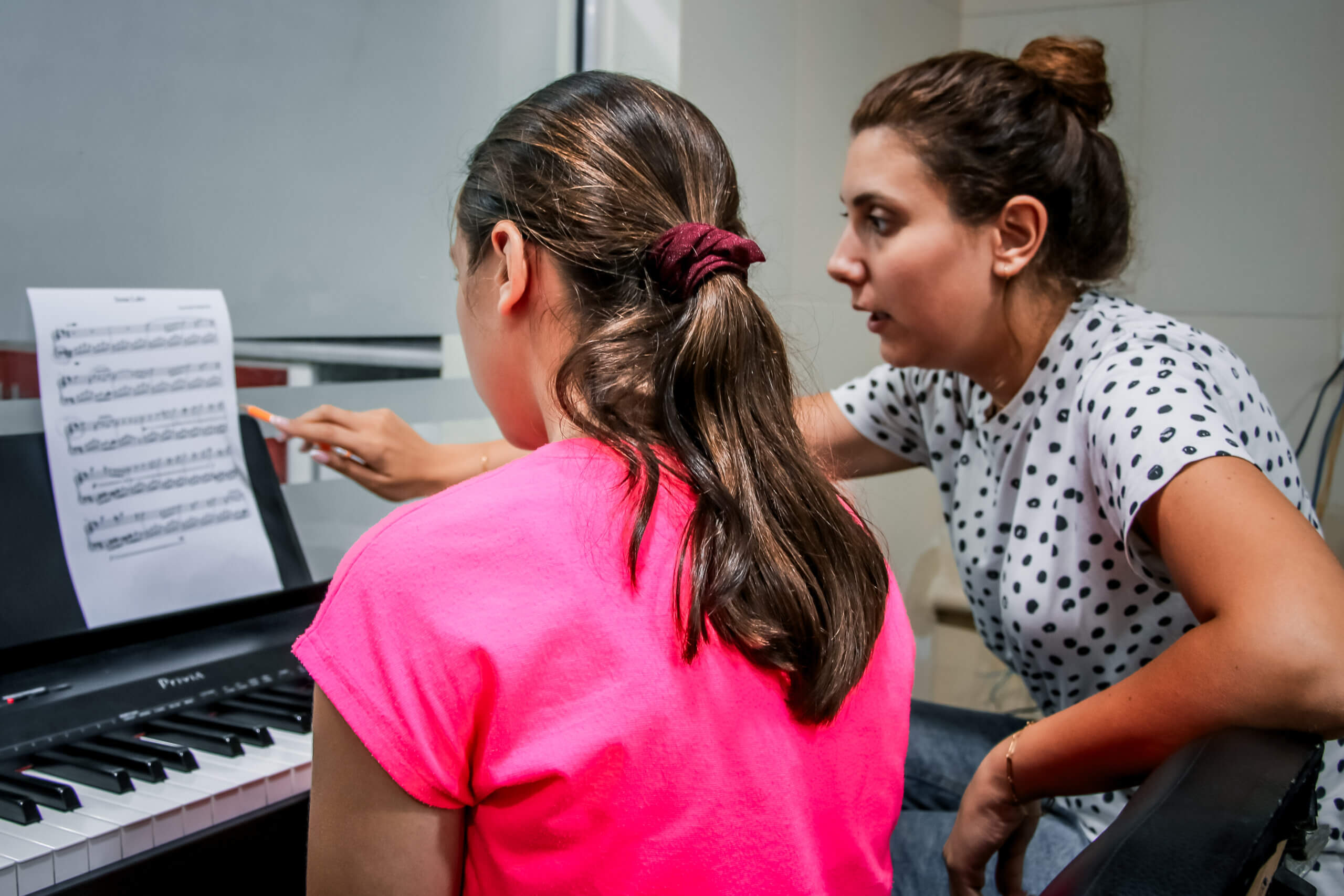 sos-chretiens-orient-syrie-centre-culturel-alep-professeur-de-musique-et-jeune-syrienne