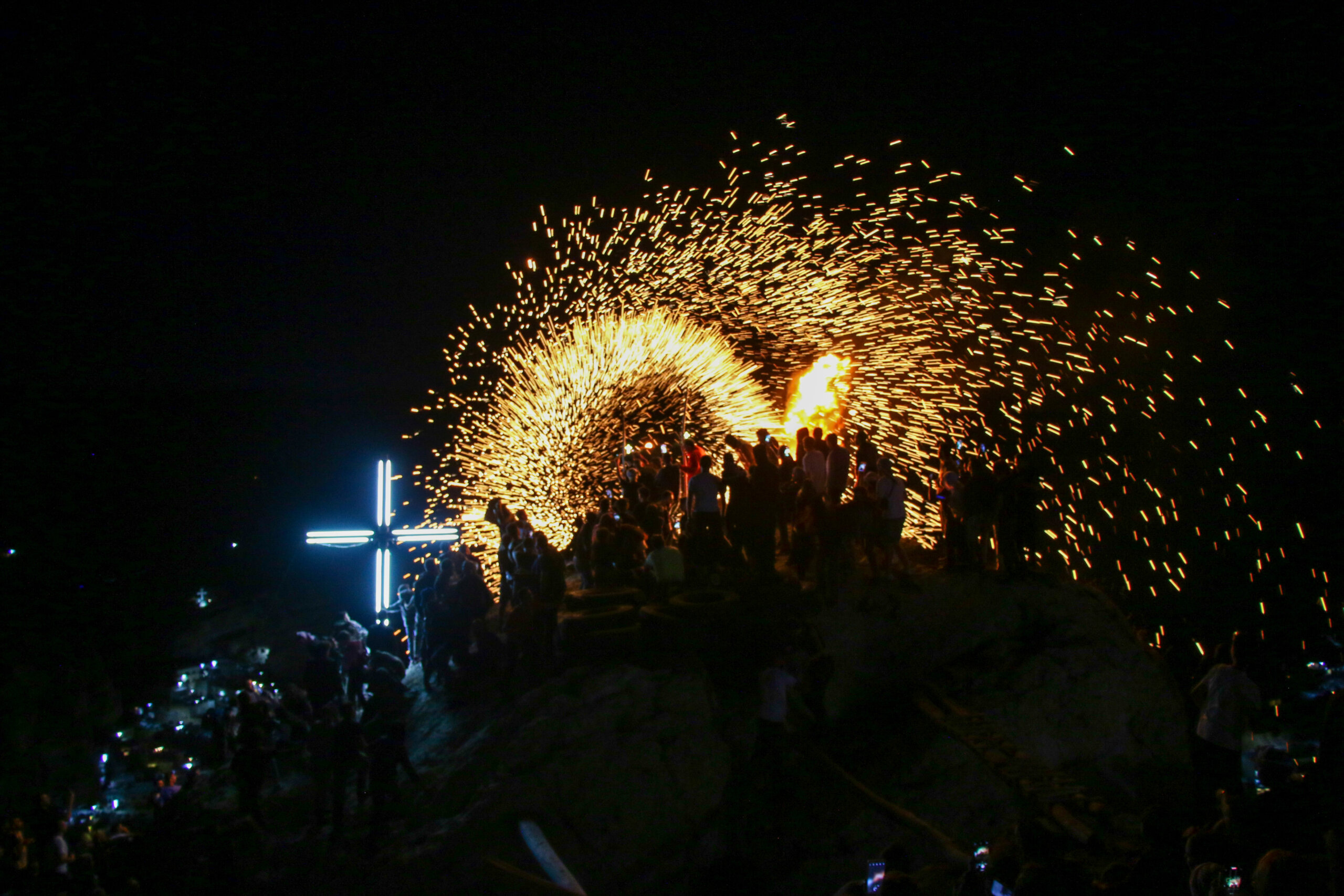 sos-chretiens-orient-syrie-maaloula-fete-exaltation-de-la-croix-gerbes-etincelles