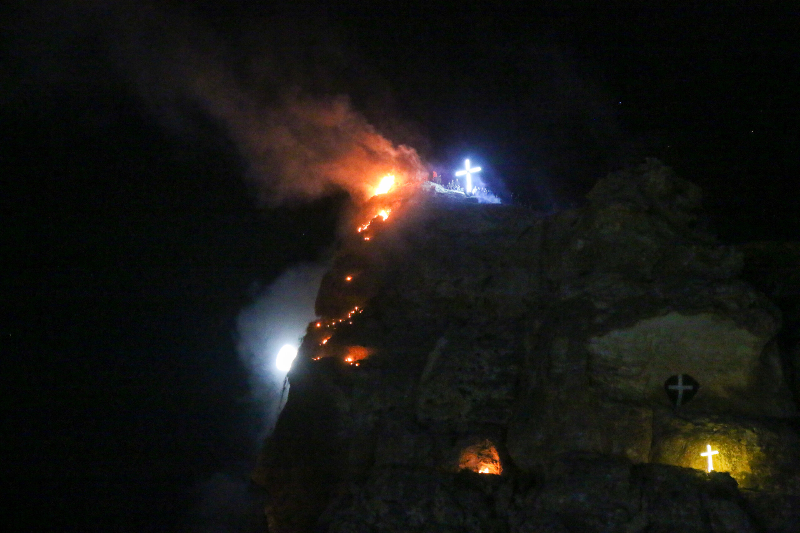 sos-chretiens-orient-syrie-maaloula-fete-exaltation-de-la-croix-montagne-enflammeee