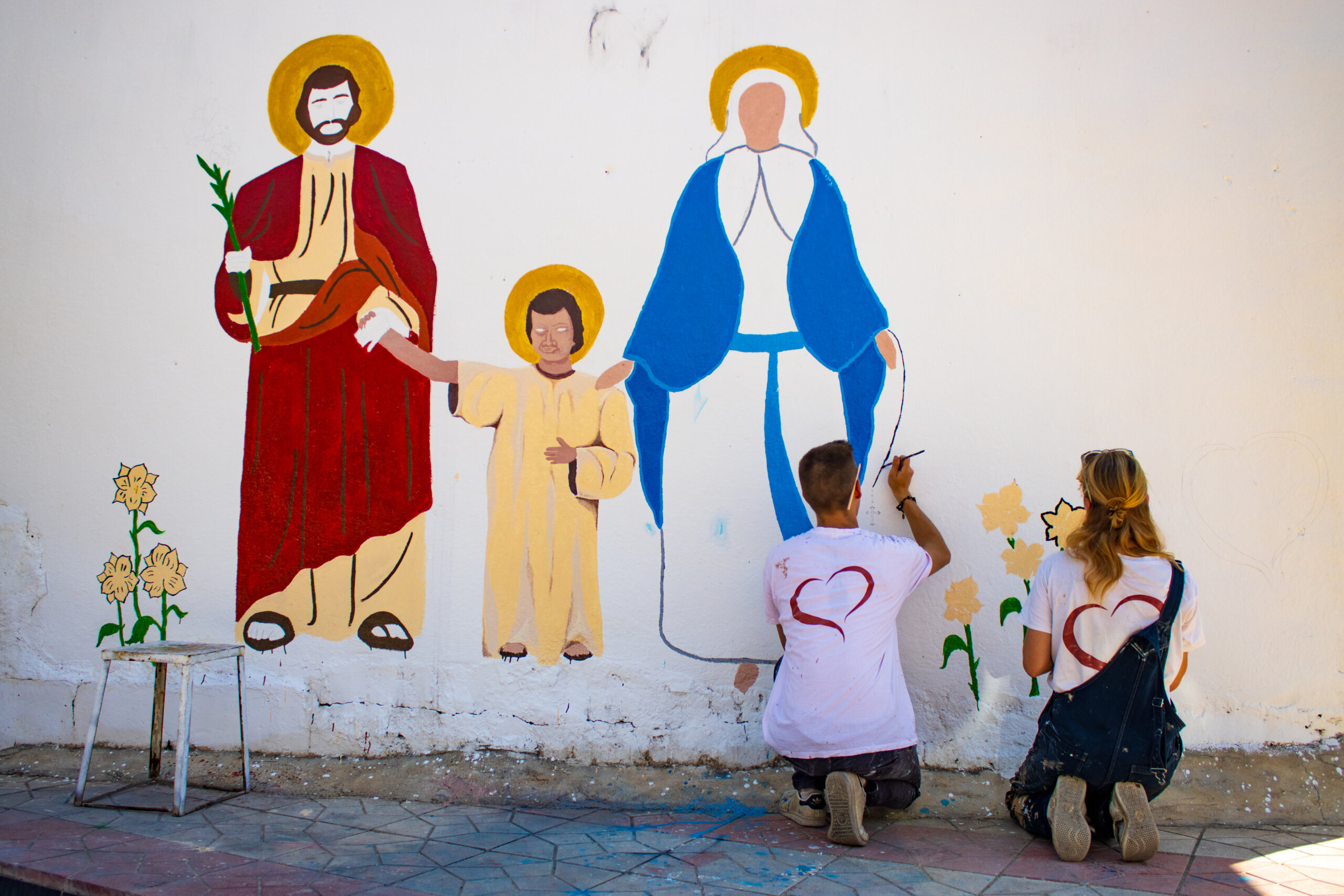 sos-chretiens-orient-irak-plaine-de-ninive-teleskuf-volontaires-peinture-sainte-famille